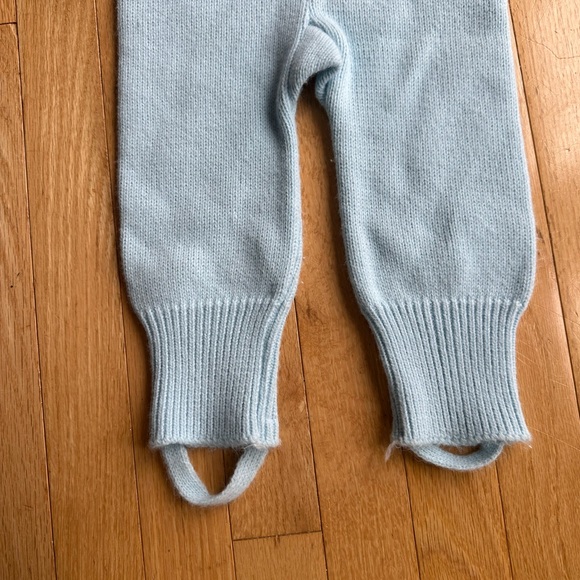 Vintage Julius Berger Baby
Blue 2-Piece Knit Cardigan and Stirrup Romper Set !! - Picture 4 of 5